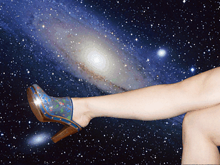 женские ножки на фоне вселенной. анимационаая картинка 97