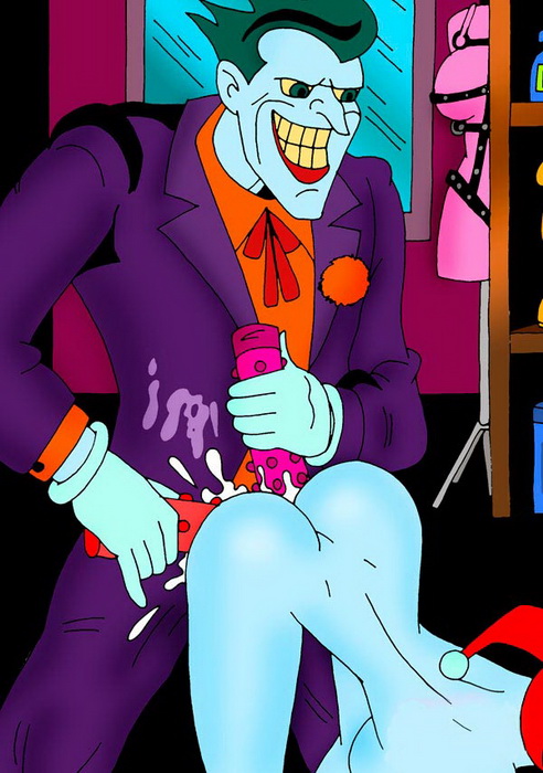 Джокер трахает стоящую раком Харли Квин двумя вибраторами во влагалище и анус, рисованное порно