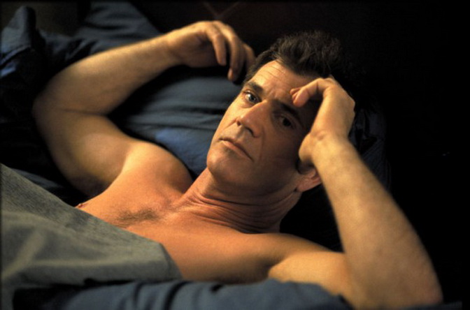 фотография  мужчины  в постели