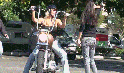 с толстой телки за рулем мотоцикла какой-то хулиган срывает топик оголяя ее сиськи, gif-картинка, гиф с девушками