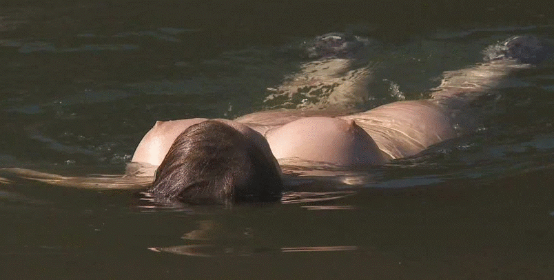 грудастая морская корова. толстая голая тетка с большими сиськами плывет на спине, gif-картинка, гиф с девушками