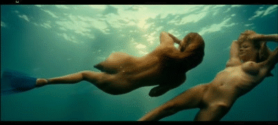 две голых девушки в ластах плавают под водой,  gif-картинка, гиф с девушками