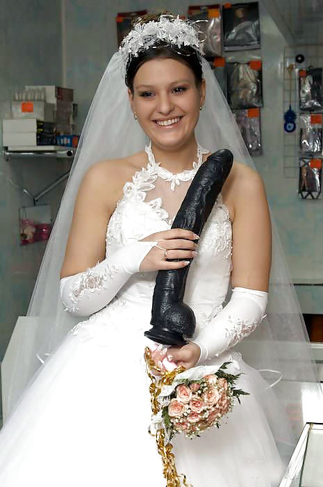 невеста со свадебным подарком в виде огромного черного фаллоимитатора, прикольное эротическое фото, порно фото прикол