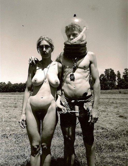 голая девушка в очках держит пинцетом член мужчины наряженного под инопланетянина, прикольное эротическое фото, порно фото прикол