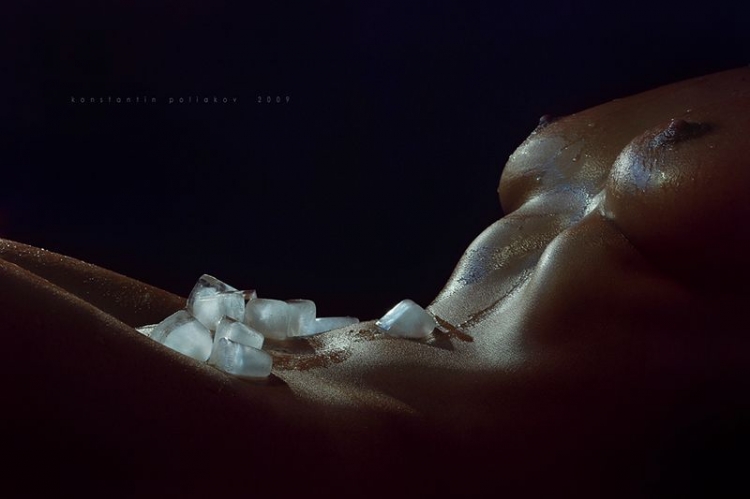 кубики льда тающие на груди и животе обнаженной красотки, прикольное эротическое фото, порно фото прикол
