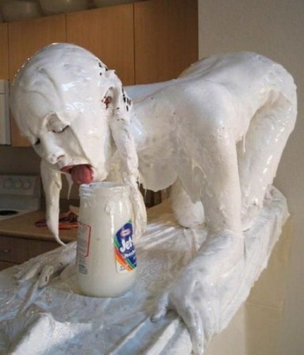 гипс. обнаженная девушка на кухне изображает гипсовую статую в позе раком.   смешная эротическая картинка, прикол