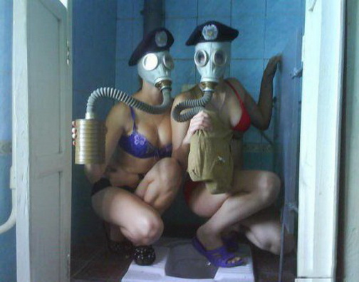 вонючки. две девушки в купальниках и противогазах сидят над очком в туалете.   смешная эротическая картинка, прикол