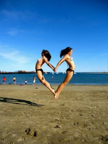 попрыгушки. две девушки в прыжке изображают сердечко