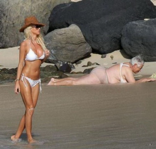 контрасты. две женских фигуры разного калибра на пляже.   смешная эротическая картинка, прикол
