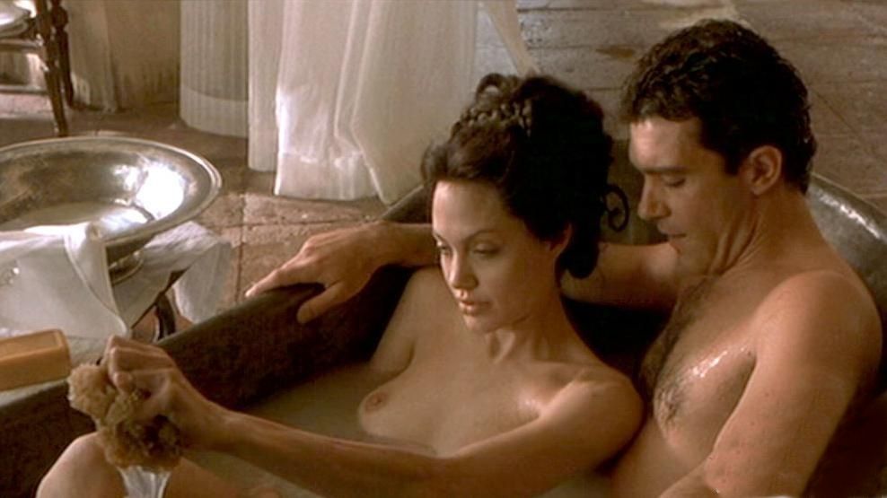 Анджелина Джоли моется в ванне со своим партнером фото