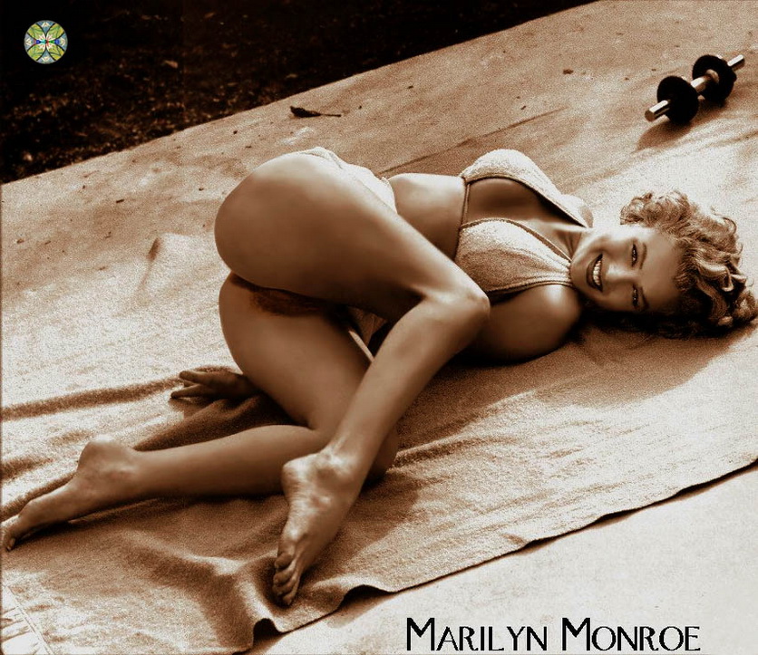 Мерлин Монро в откровенном купальнике валяется на полу фото