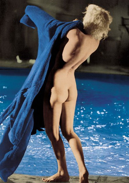 маленькая голая попка Мерлин Монро надевающей халат фото