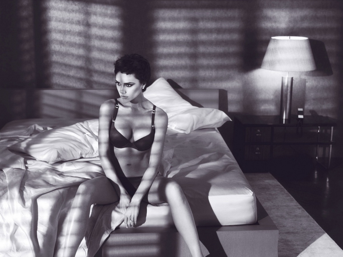 Виктория Бекхэм сидит на кровати широко раздвинув ноги