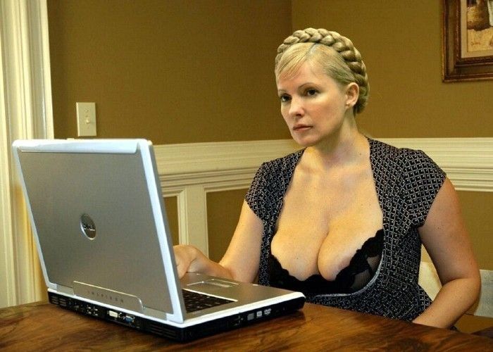 фото Юлия Тимошенко сидит за компьютером с вылезающими из декольте огромными сиськами