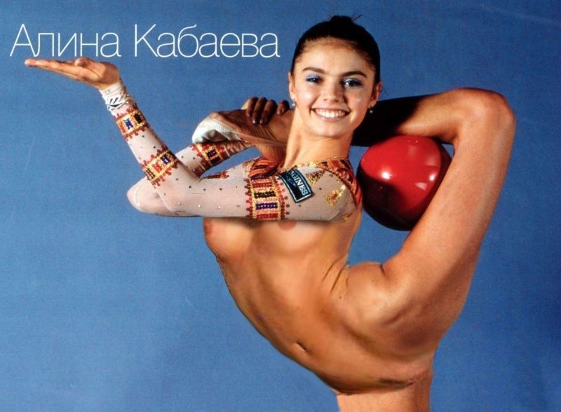 Алина Кабаева исполняет упражнение с мячом