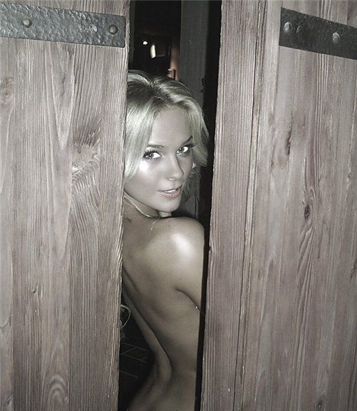фото 08 голая Ангел-А видна в приоткрытую дверь бани