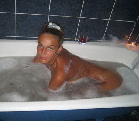 Алена Водонаева голая в ванне