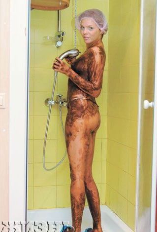 фото грязная голая Анастасия Стоцкая моется в душе