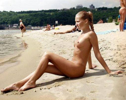 фото Анна Курникова в голом виде загорает на пляже