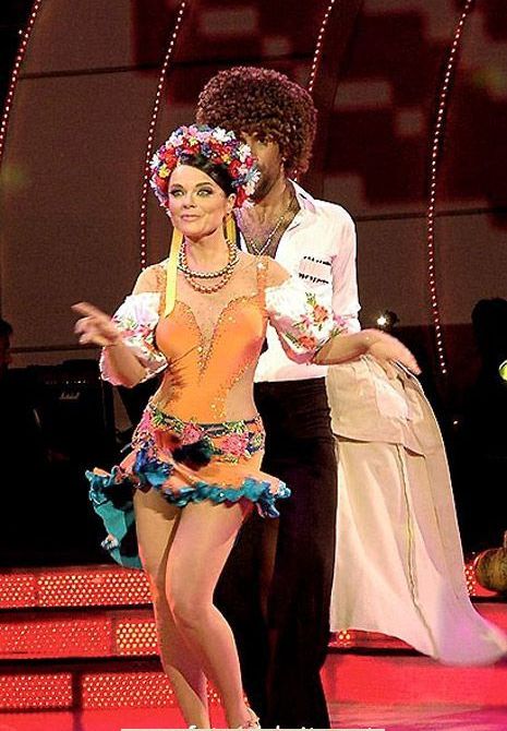 фото Наташа Королева на выступлении танцует в довольно прозрачном и откровенном наряде
