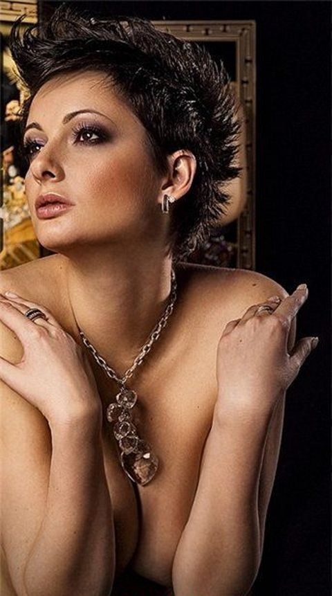 фото голая грудь Вики Талышинской частично прикрыта ее локтями