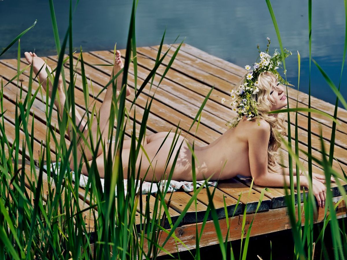 Полностью голая Полина Гагарина загорает лежа на животе на деревянном настиле, эротическое фото Полины Гагариной