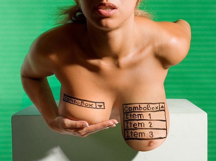 голая девушка с надписями на больших грудях с рекламой интернет сервиса, сексуальная реклама, эротика в рекламе фото