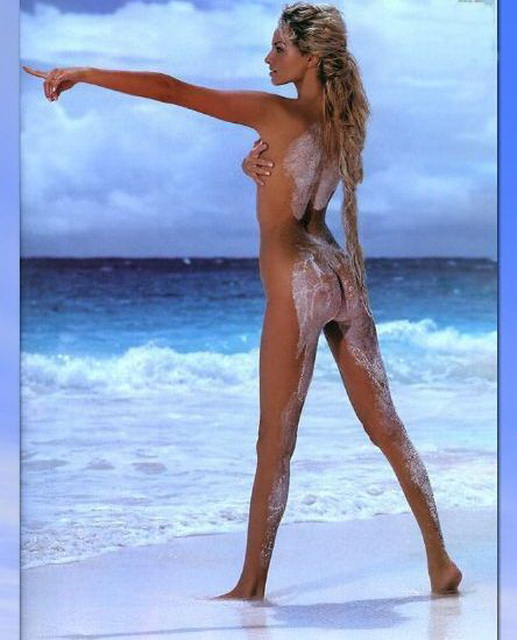 полностью голая Адриана Скленарикова стоит в полный рост на берегу моря с испачканной в песке попой