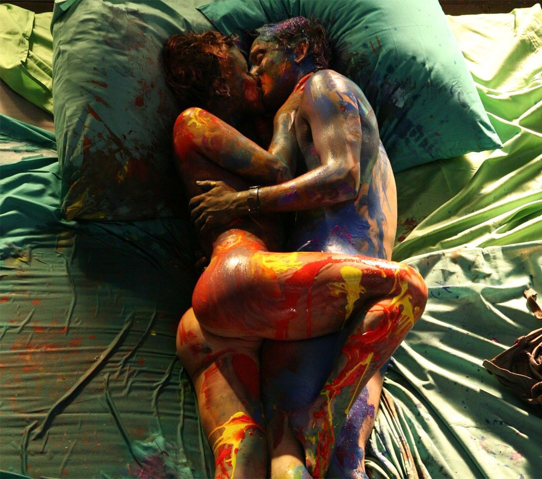 фото эротика Анна Старшенбаум - поцелуй в красках, две перемазанные в краске фигуры в позе при сексе на боку лежа