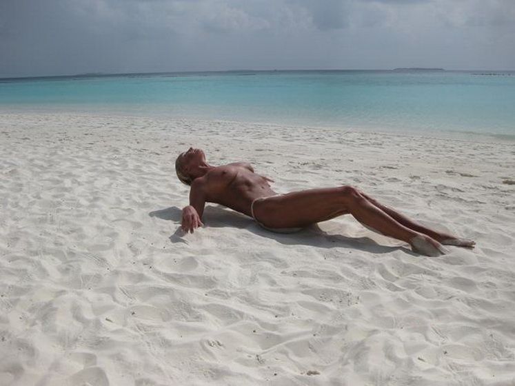 фото голая Анастасия Волочкова валяется на песке