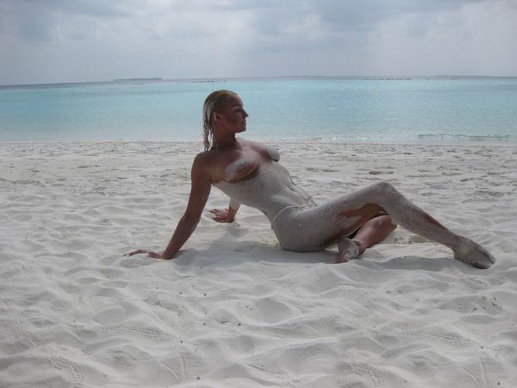 фото Анастасия Волочкова голая перемазана в песке
