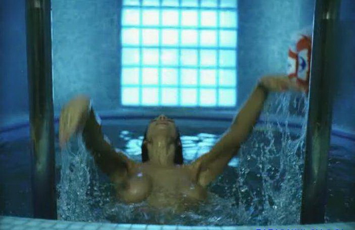 фото голые груди Кати Стриженовой среди брызг в бассейне