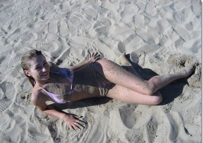 грязная Лера Козлова валяется в откровенном купальнике на песке