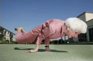 картинка к статье необычные люди, бабушка выполняет упражнения йоги